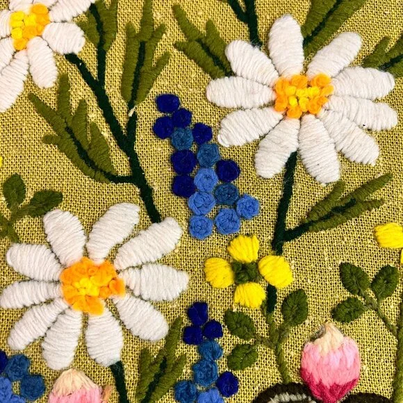 Vintage Framed Embroidery Crewel Art Floral Garden Bee Cottage Daisies - Picture 7 of 9